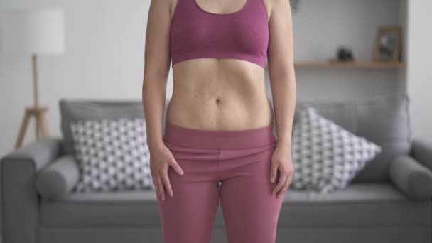 自宅で真空運動をする太りすぎの女性 ボディケアの概念 — ストック動画