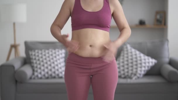 Masaż Brzucha Tuck Brzuch Zwiotczała Skóra Brzuchu Kobieta Robi Sobie — Wideo stockowe