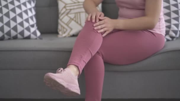Bacak Ağrısı Kadın Ağrısından Muzdarip Evde Kendine Masaj Yapan Kendini — Stok video