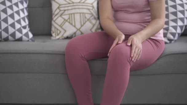 Ból Kolana Kobieta Cierpiąca Ból Samomasaż Domu Samołagodzący Masaż — Wideo stockowe