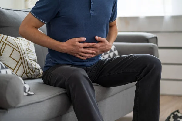 Bauchschmerzen Mann Mit Bauchschmerzen Der Hause Leidet Gesundheitliche Probleme — Stockfoto