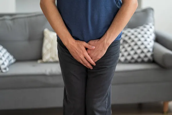 男性不妊の概念 前立腺の痛み 前立腺炎や自宅での畏敬の念疾患に苦しむ男 泌尿器科の性器感染症 — ストック写真