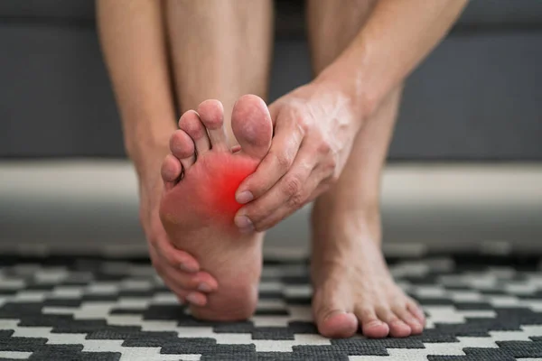 人在家里脚痛 足底疼痛的概念 — 图库照片