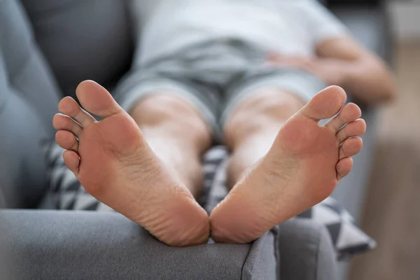 Unavený Muž Odpočívající Práci Doma Mužské Nohy Koncepce Péče Tělo — Stock fotografie