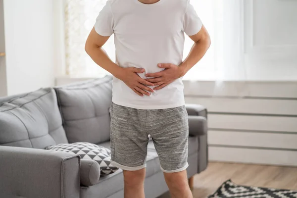 Bauchschmerzen Mann Mit Bauchschmerzen Der Hause Leidet Gesundheitliche Probleme — Stockfoto