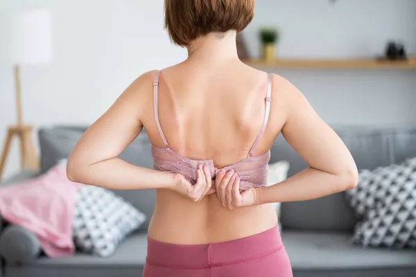 Vrouw Uitkleden Losmaken Van Haar Beha Thuis — Stockfoto