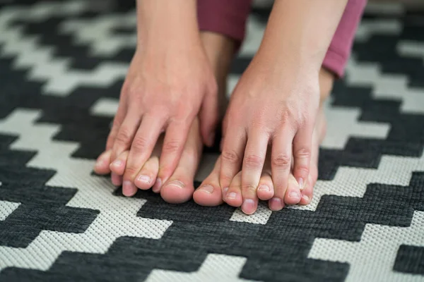 女性の足が痛い 足の痛み 自宅で女性の足のマッサージ 健康問題の概念 — ストック写真