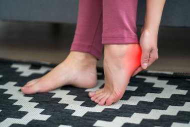 Plantar fasiiti, topuk çıkıntısı, ayak ağrısı, ayak ağrısı, ayak ağrısı, ayak hastalıkları konsepti.
