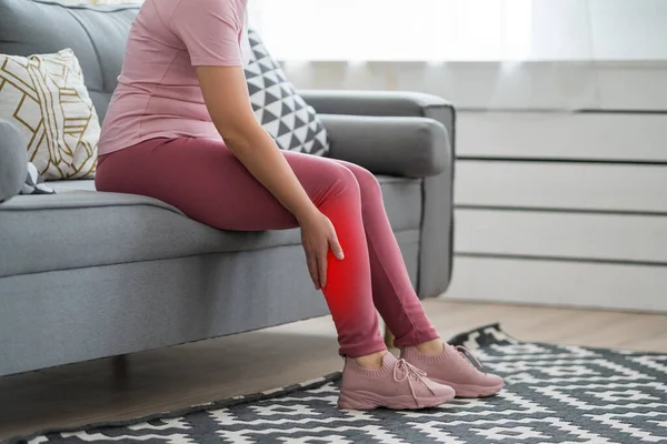 Muscolo Del Polpaccio Della Donna Crampi Massaggio Della Gamba Femminile — Foto Stock