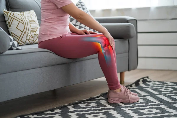 Knieschmerzen Frau Mit Arthrose Hause Chiropraktisches Behandlungskonzept — Stockfoto