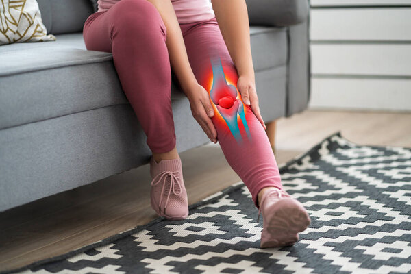 Боль в коленях, женщина, страдающая остеоартритом дома, концепция хиропрактики