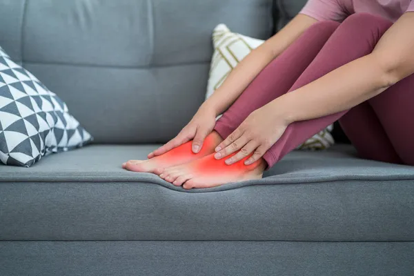 Dolor Pierna Mujer Dolor Pie Masaje Pies Femeninos Casa Concepto —  Fotos de Stock