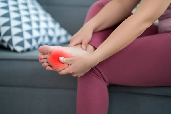 Kadının Bacağı Ağrıyor Ayağında Ağrı Evde Kadın Ayaklarına Masaj Sağlık — Stok fotoğraf