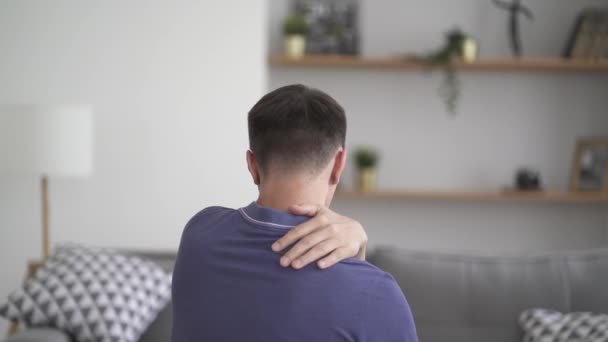 男人在家做肩膀和脖子的自我按摩 自我抚慰按摩 — 图库视频影像