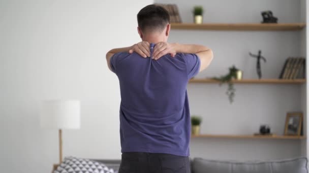 Homem Fazendo Auto Massagem Ombros Pescoço Casa Massagem Auto Calmante — Vídeo de Stock