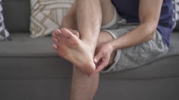 Bolest Nohou Muž Trpící Bolestí Nohou Dělá Self Masáž Podiatrie — Stock video