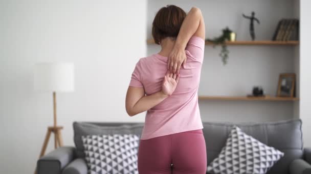 Rückenschmerzen Frau Mit Rückenschmerzen Macht Übungen Hause Konzept Für Gesundheitsprobleme — Stockvideo