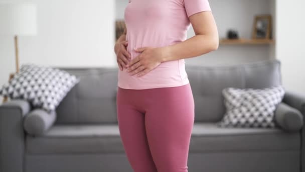 Менструальний Біль Жінка Болем Шлунку Вдома Концепція Проблем Здоров — стокове відео