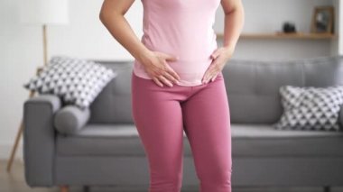 Adet sancısı, mide ağrısı, evde adet sancısı çeken kadın, endometriyozis, sistit ve idrar sistemindeki diğer hastalıklar, sağlık sorunları konsepti