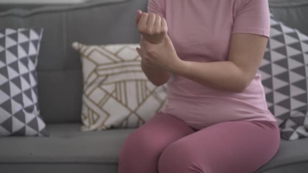 Mujer Aplicando Crema Manos Primer Plano Video — Vídeos de Stock