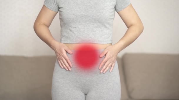 精神的な痛み 自宅で胃の痛みを持つ女性 痛みを伴う領域は 赤で強調 — ストック動画
