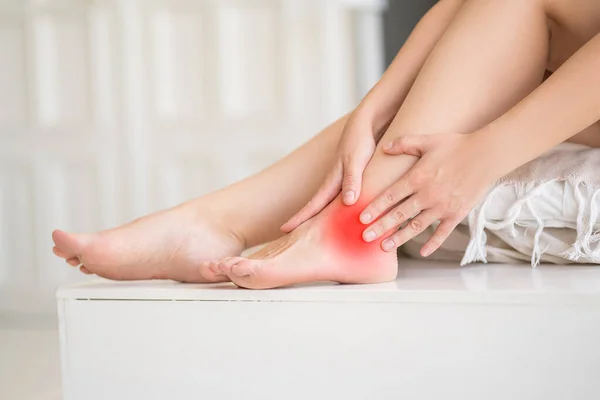 Enkelontsteking Pijn Voet Massage Van Vrouwelijke Voeten Thuis Gezondheidsproblemen Concept — Stockfoto