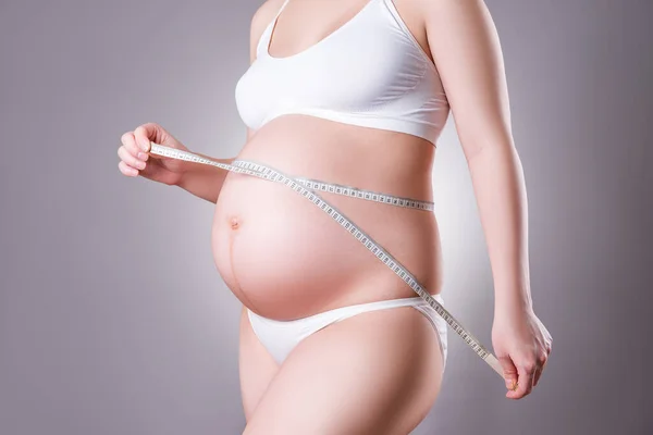 Schwangere Mit Maßband Auf Grauem Hintergrund Schwangerschaftskonzept — Stockfoto
