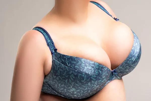 蓝色胸围的大乳房 灰色背景最大的胸部 摄影棚拍摄 — 图库照片