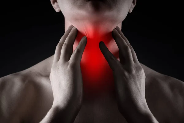 喉の痛み 黒い背景の首の痛みを持つ男性 痛みを伴う領域は赤で強調 — ストック写真