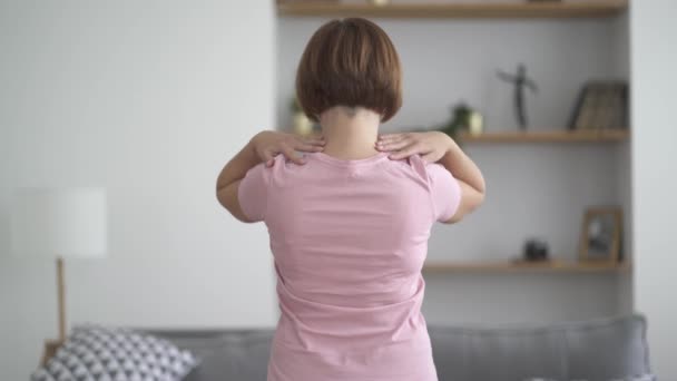 Kvinna Som Gör Självmassage Axlar Och Nacke Hemma Smärtsamma Perioder — Stockvideo