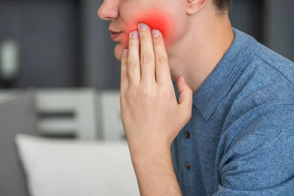 Muž Bolestí Zubů Periodontální Onemocnění Zubů Moudrosti Bolestivá Oblast Zvýrazněná — Stock fotografie