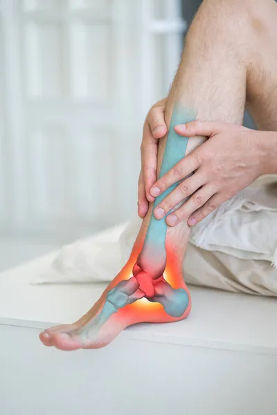 Zánět Kloubů Bolest Nohou Muž Trpící Bolestí Nohou Doma Koncepce — Stock fotografie