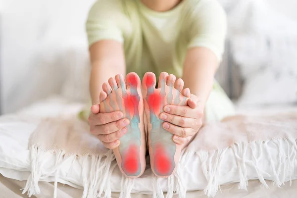 関節疾患 ハルラックスバルガス 植物性ファシスト炎 ヒールスパー 女性の足の痛み 足の痛み 自宅での女性の足のマッサージ 健康問題の概念 — ストック写真