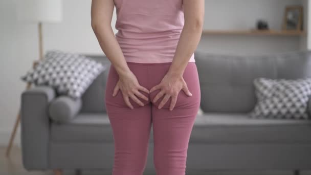 出血性疼痛 自宅で痔に苦しんでいる女性 — ストック動画
