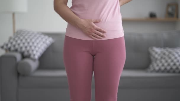 Менструальная Боль Женщина Болью Животе Страдающая Пмс Дома Эндометриозом Циститом — стоковое видео