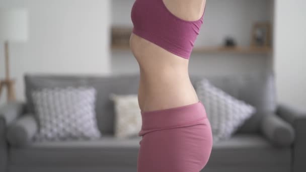 在家做真空运动的超重妇女 身体护理概念 — 图库视频影像