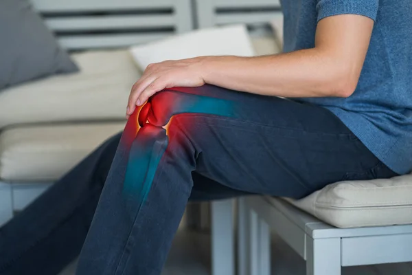 Knie Pijn Man Die Lijdt Aan Artrose Thuis Chiropractie Behandelingen — Stockfoto