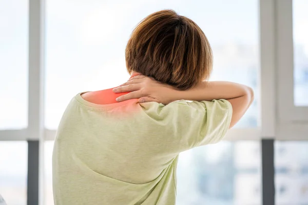 Nekpijn Vrouw Die Lijden Aan Rugpijn Thuis Pijnlijke Gebied Gemarkeerd — Stockfoto