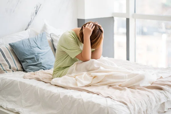 Dolor Cabeza Migraña Mujer Con Dolor Cabeza Interior Del Hogar — Foto de Stock