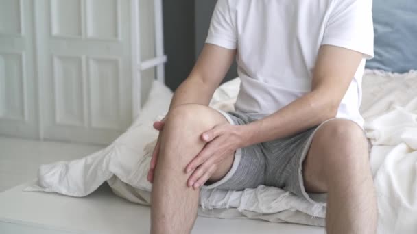 Dolor Rodilla Hombre Que Sufre Dolor Que Hace Auto Masaje — Vídeos de Stock