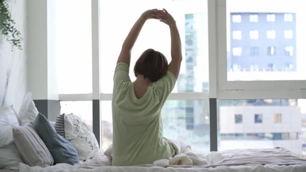Młoda Kobieta Rozciągająca Się Rano Łóżku Zdrowy Styl Życia — Wideo stockowe