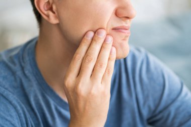 Diş ağrısı olan bir adam, yirmilik dişlerinde periodontal hastalık, sağlık sorunları konsepti