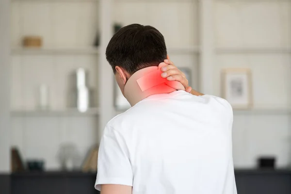 Hombre Con Corsé Cuello Vendaje Ortopédico Cervical Concepto Problemas Salud —  Fotos de Stock