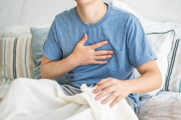 Göğüs Ağrısı Öksürük Evde Akciğer Ağrısı Olan Bir Adam Sağlık — Stok fotoğraf