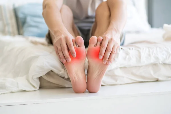 足の痛み 足の痛みに苦しむ男自宅で 精神医学の概念 — ストック写真