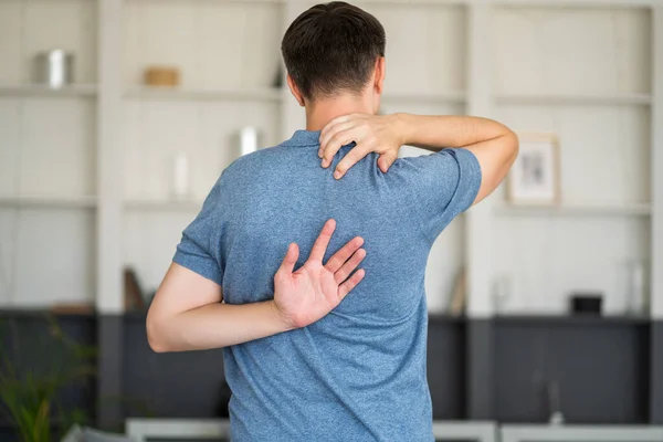Schmerzen Zwischen Den Schulterblättern Rückenschmerzen Hause Gesundheitliche Probleme — Stockfoto