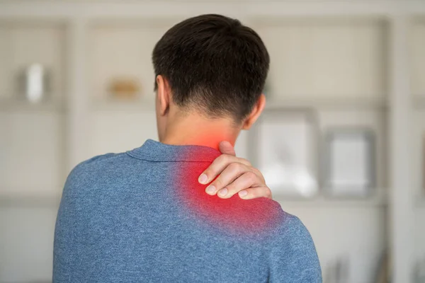 Dolor Cuello Hombre Que Sufre Dolor Hogar Concepto Problemas Salud —  Fotos de Stock