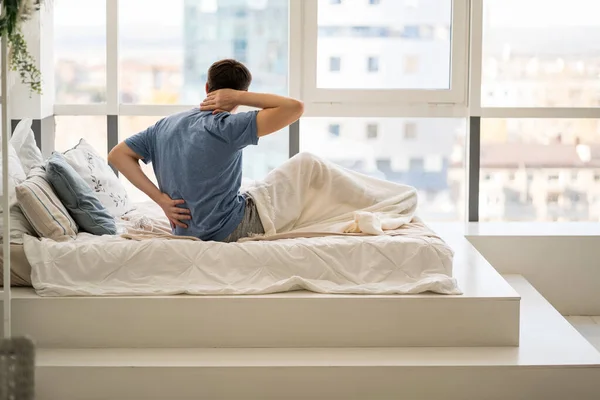 Dolor Espalda Hombre Con Dolor Espalda Dormitorio Concepto Problemas Salud — Foto de Stock