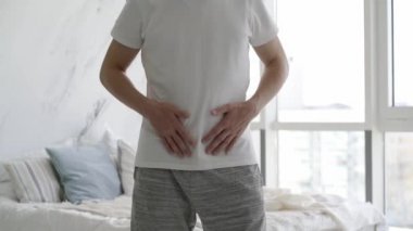 Mide ağrısı, evde karın ağrısı olan bir adam, sağlık sorunları konsepti.