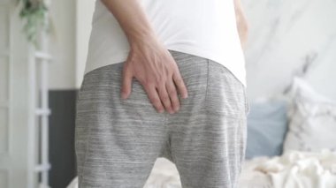 Hemoroidal ağrı, evde hemoroit hastası bir adam, sağlık sorunları konsepti.